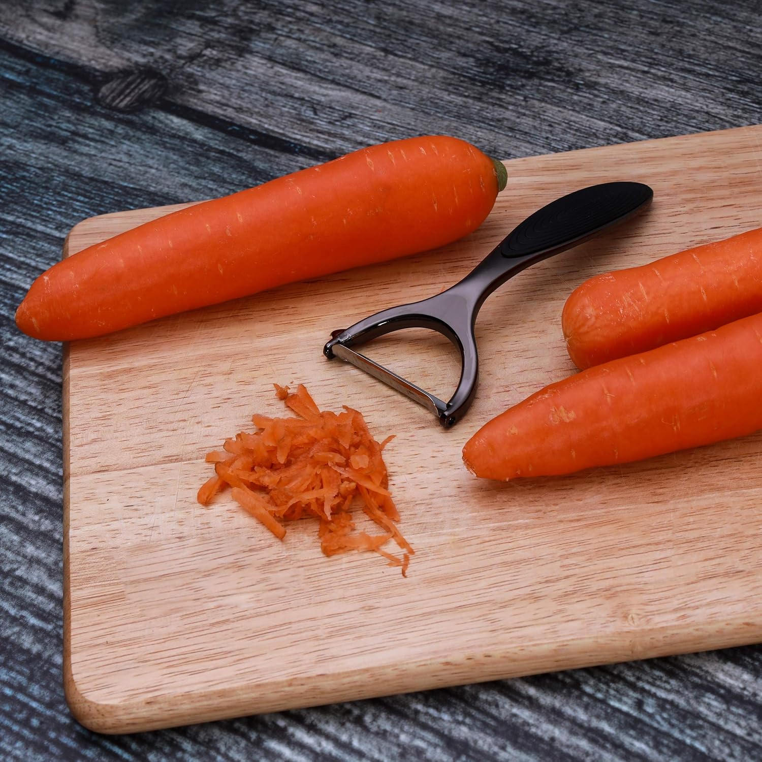 Royalford Zinc Alloyed Triangle Vegetable Peeler-Y-Shaped Swivel Peeler Perfect for Peeling Vegetables & Fruits-Plastic Handle, Vegetable and Fruit Peeler/Slicer for Smooth Peeling-15cmX6cm-Black - Image 3